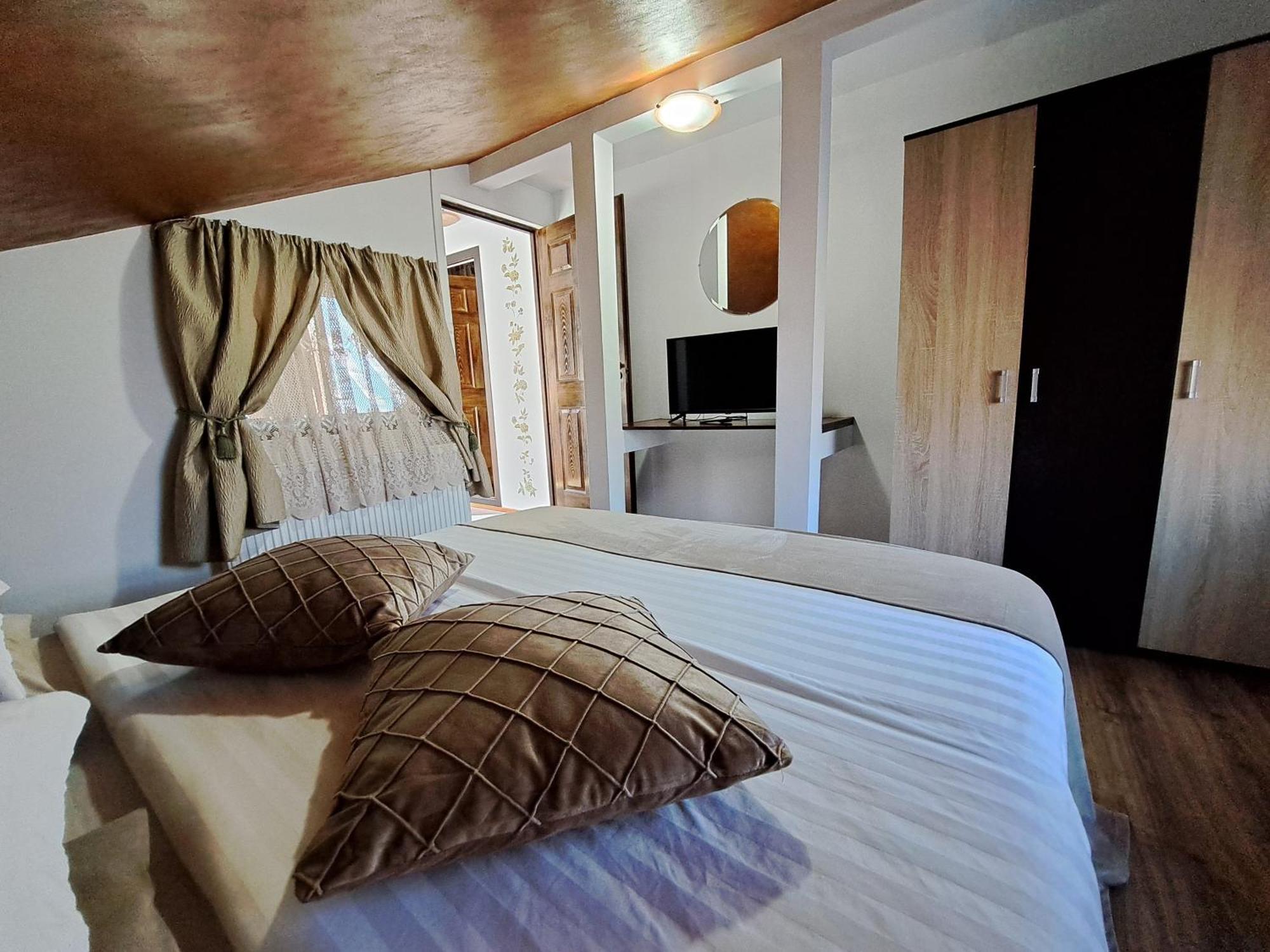 Shelby Accommodation -Adult Only- Sinaia Exteriör bild